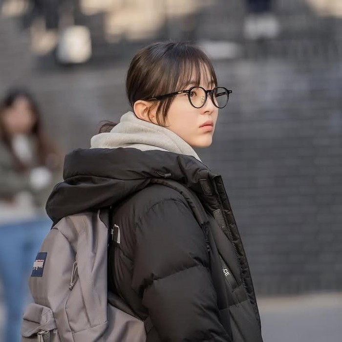 Spirit Fingers menceritakan tentang Song Woo Yeon, siswi SMA yang pemalu, yang, bergabung ke dalam klub unik bernama 