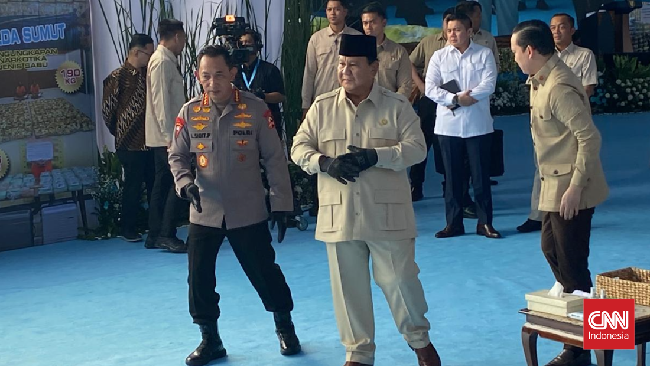 Prabowo: Saya Titip Pengawal Jadi Perwira Polri, Bukan Ponakan Presiden Prabowo Subianto mengakui menitipkan mantan pengawalnya untuk pendidikan Polri. Ia menegaskan tidak pernah menitipkan pejabat lain.