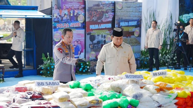 Peringatan Kapolri: Ketamin & Etomidate Tren Baru Narkoba di Indonesia Kapolri Listyo Sigit mengungkap tren baru penyalahgunaan narkoba di Indonesia, yaitu ketamin dan etomidate.