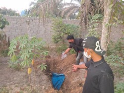 Kuburan Pria Terbungkus Terpal di Riau Terbongkar dari Bau Amis Kuburan Pria Terbungkus Terpal di Riau Terbongkar dari Bau Amis