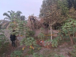 Penampakan Kuburan Pria yang Tewas Dibungkus Terpal di Riau Penampakan Kuburan Pria yang Tewas Dibungkus Terpal di Riau