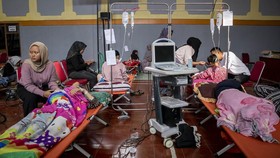 Siswa dan ibu hamil yang diduga keracunan hidangan makan bergizi gratis (MBG) menjalani perawatan medis di Gedung Serba Guna (GSG) Kantor Desa Cibodas, Lembang, Kabupaten Bandung Barat, Jawa Barat, Rabu (29/10/2025). Berdasarkan data Dinas Kesehatan