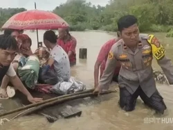 Momen Polisi Bantu Evakuasi Warga Saat Banjir Landa Kolaka Sultra Momen Polisi Bantu Evakuasi Warga Saat Banjir Landa Kolaka Sultra