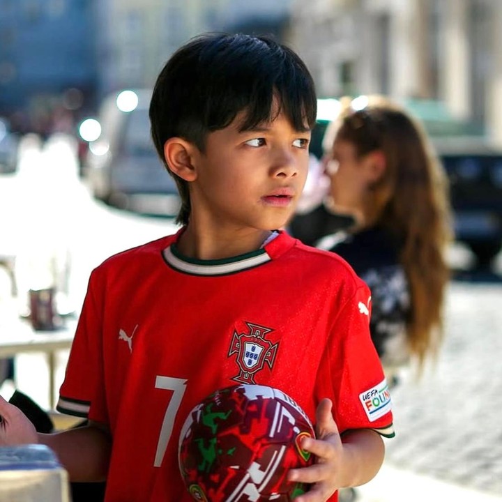 <p>Tak sedikit warganet yang ikut terpesona dengan ketampanan Arsya, Bunda. Salah satunya dari akun Instagram <em>@pie****</em> yang menyebut, "Keren buangeett Arsya anak ganteng anak sholeh,". "Si ganteng <em>MASYALLAH</em>," kata <em>@naf****.</em> Lalu, ada juga yang menyebut kalau anak Ashanty ini mirip dengan aktor Korea. "<em>Masya Allah</em> Arsya mirip Lee Min-ho," tutur <em>@nur****</em>. (Foto: Instagram @arsya.hermansyah)</p>