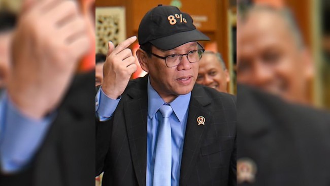 Purbaya Pamer Topi Bertuliskan 8% Menkeu Purbaya Yudhi Sadewa memamerkan topi bertuliskan angka '8%'. Angka itu merupakan target pertumbuhan ekonomi Prabowo Subianto.