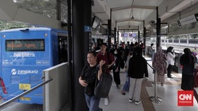 Sejumlah warga menggunakan transportasi publik bus Transjakarta di Halte CSW, Jakarta, Rabu, 29 Oktober 2025. (CNN Indonesia/Adhi Wicaksono)