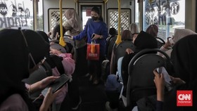 Sejumlah warga menggunakan transportasi publik bus Transjakarta di Halte CSW, Jakarta, Rabu, 29 Oktober 2025. (CNN Indonesia/Adhi Wicaksono)