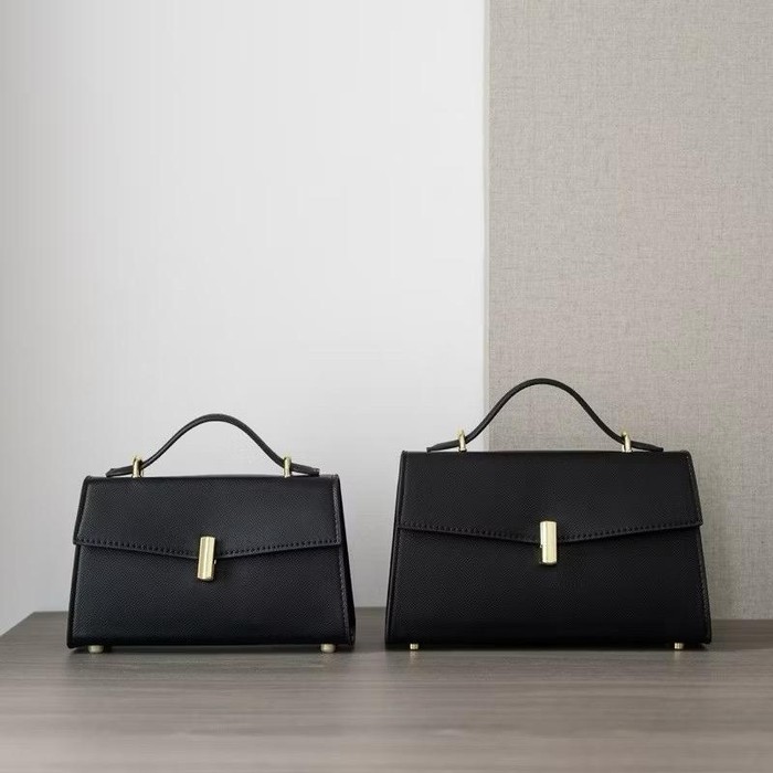 Structured hand bag dari GRACIE ini bisa jadi teman yang pas untuk kamu bawa ke kondangan, Beauties. Desainnya simpel, tapi detail emas membuatnya semakin elegan.