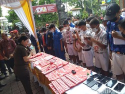 Siswa di Tabanan Antusias Saksikan Pemusnahan Barang Bukti Narkotika Siswa di Tabanan Antusias Saksikan Pemusnahan Barang Bukti Narkotika