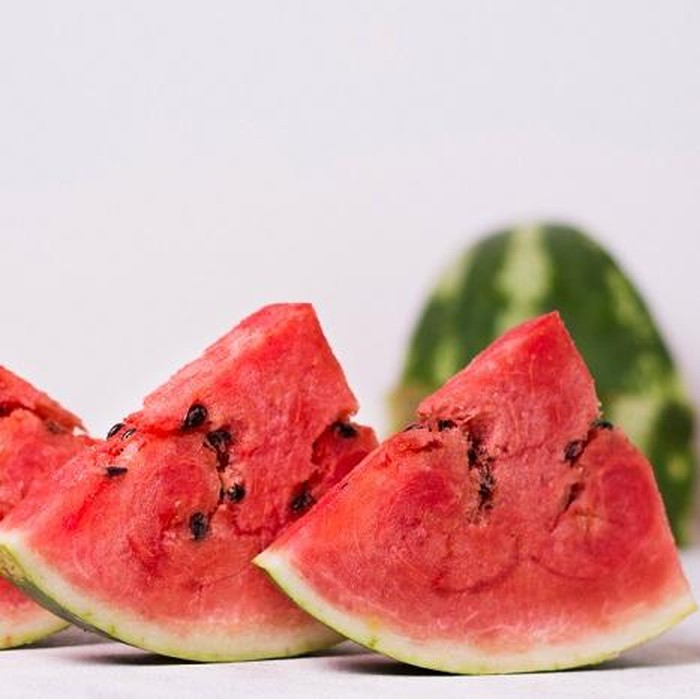 Semangka tidak hanya menyegarkan, tapi juga berfungsi sebagai diuretik alami. Sifat diuretik alaminya membantu membersihkan ginjal dan meningkatkan produksi urine, sehingga sistem kemih menjadi lebih bersih dan mengurangi risiko batu ginjal.