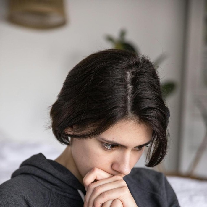 Rasa cemas tanpa alasan bisa jadi tanda mentalmu lelah dan butuh istirahat segera, Beauties.