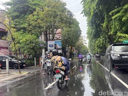 Hujan Deras di Surabaya Siang Ini, Waspada Genangan-Pohon Tumbang Hujan Deras di Surabaya Siang Ini, Waspada Genangan-Pohon Tumbang