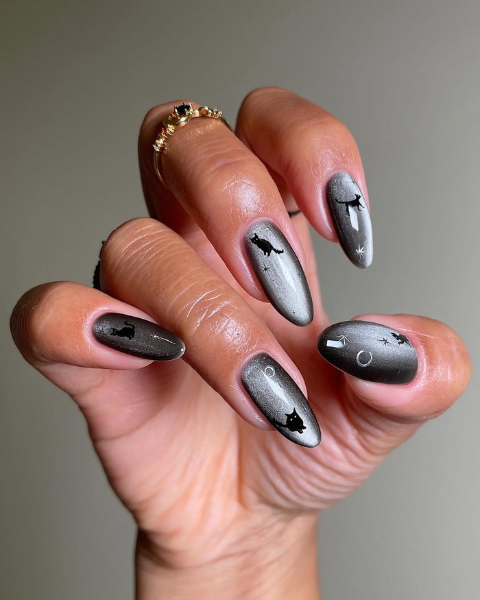 Spooky night nails menghadirkan suasana malam berkabut lengkap dengan siluet bintang dan kucing hitam. Desain ini cocok untuk kamu yang menyukai tema Halloween klasik nan misterius./ Foto: instagram.com/sansungnails
