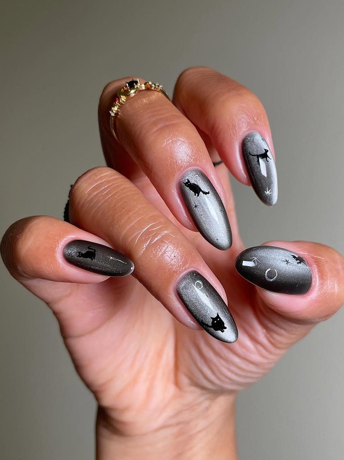 Spooky night nails menghadirkan suasana malam berkabut lengkap dengan siluet bintang dan kucing hitam. Desain ini cocok untuk kamu yang menyukai tema Halloween klasik nan misterius./ Foto: instagram.com/sansungnails