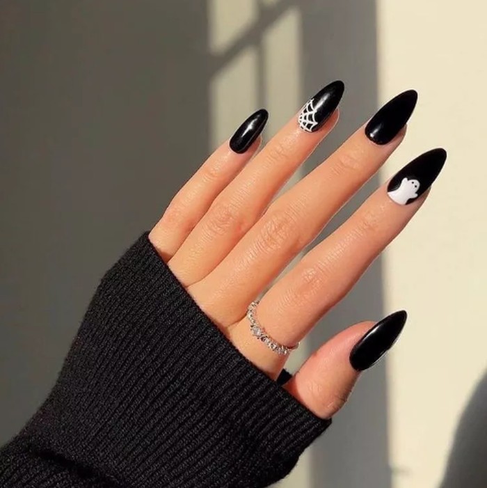 Untuk kamu pecinta gaya minimalis, desain “subtle spook” menawarkan cara elegan merayakan Halloween. Kombinasi warna hitam dan putih menciptakan kesan spooky tapi tetap clean./ Foto: instagram.com/beautyconciergeph