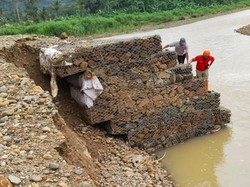 Baru Dibangun Tanggul Sungai Trenggalek Ambrol Dihantam Banjir Baru Dibangun Tanggul Sungai Trenggalek Ambrol Dihantam Banjir