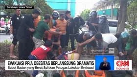 VIDEO: Evakuasi Pria Obesitas Berlangsung Dramatis