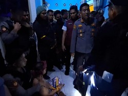 Kampung Narkoba di Lombok Tengah Digerebek Polisi, 14 Orang Ditangkap! Kampung Narkoba di Lombok Tengah Digerebek Polisi, 14 Orang Ditangkap!