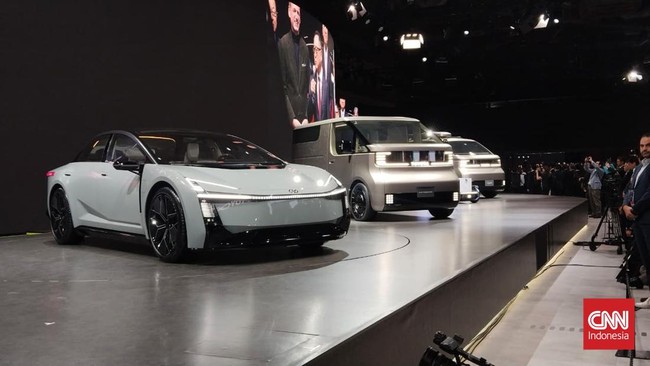 Toyota Poles 2 Mobil Legenda di Japan Mobility Show 2025 Toyota "mempermak" dua mobil legenda di lantai pameran otomotif Japan Mobility Show (JMS) 2025 di Tokyo Big Sight, Jepang.