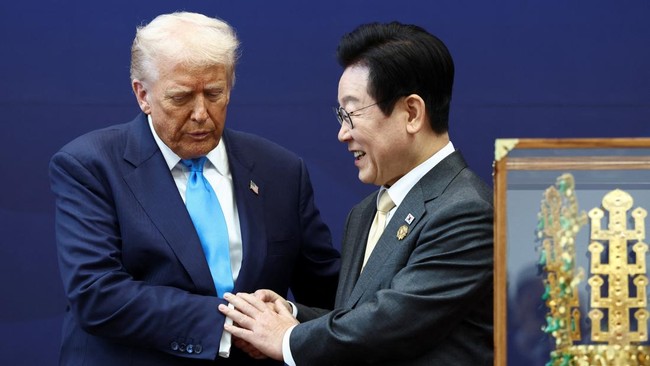 Trump Dapat Hadiah Mahkota Emas 'Dinasti Silla' dari Korsel Kunjungan kenegaraan ke Korsel, Presiden AS Trump dapat hadiah replika mahkota emas dari Dinasti Silla.