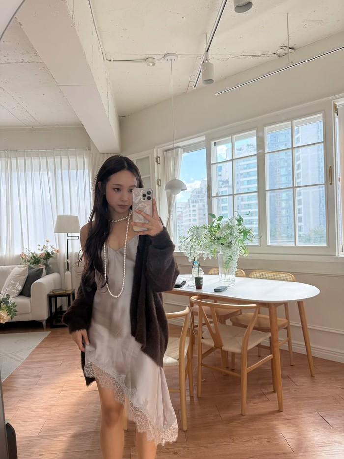 Usai hengkang dari SECRET NUMBER dan meninggalkan perusahaan hiburan asal Korea Selatan tersebut, mereka disibukkan dengan jadwal individu. Pada 17 Oktober 2025, Dita Karang pun resmi bergabung dengan agensi baru TheBASE./ Foto: instagram.com/hey__deets