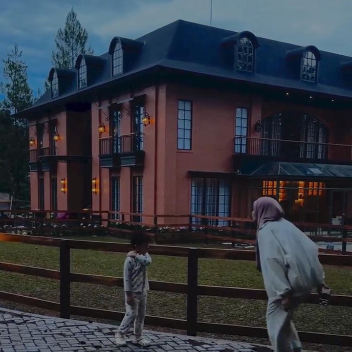 <p>Banyak netizen menuliskan pujian untuk vila baru Zaskia dan Irwansyah ini. Beberapa di antaranya mengaku turut senang karena Zaskia dapat mewujudkan impiannya memiliki hunian yang asri. "Masyaa allah tabarakallah.. semoga menjadi rumah yang sejuk, rumah yang membawa berkah dan isinya di hiasi canda tawa kebahagiaan," tulis akun @as***. "Masyaallah. .adem bangett lingkungannya ditmbah di kelilingi org yg sayang,, berkah selalu kak @zaskiasungkar15," ujar @ch***. "Mashaalloh kaya di Belanda," ungkap akun @de***. (Foto: Instagram @zaskiasungkar15)</p>