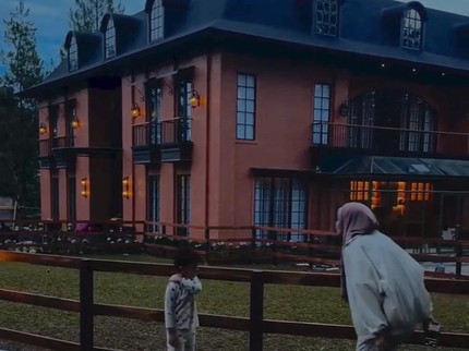 7 Potret Vila Zaskia Sungkar yang Baru Selesai Dibangun, Desain Mirip Rumah Mewah di Luar Negeri