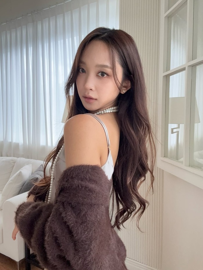 Ya, ia bersama Jinny dan Minji, mantan rekan satu grupnya, memutuskan untuk mengakhiri kontrak eksklusif dengan VINE Entertainment pada 4 April 2025 lalu. Pernyataan resmi bersama itu disampaikan melalui unggahan Instagram./ Foto: instagram.com/hey__deets