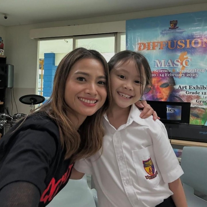 <p>Acha Septriasa menikah dengan Vicky Kharisma pada 2016 dan sempat menetap di Australia. Meski keduanya sudah berpisah sejak Mei 2025, Acha tetap tinggal di sana bersama putrinya, Bridgia Kalina Kharisma. Si Kecil kini sedang menempuh pendidikannya di Australia. Dalam unggahannya di Instagram, Acha dengan bangga menemani sang putri mengikuti acara sekolah yang bertema Science &amp; Computing Week. (Foto: Instagram @septriasaacha)</p>