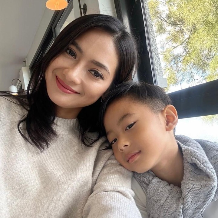 <p>Aktris Rini Yulianti juga kini memilih hidup di Sydney, Australia. Keputusan pindah ini disebut-sebut karena pekerjaan sang suami, Michael Andrew Ha yang mengharuskan mereka memulai babak barunya di sana. Anak mereka, Xavier Young Min Ha, pun ikut beradaptasi dengan sekolah barunya di Negeri Kangguru, Bunda. (Foto: Instagram @riniyulianti)</p>