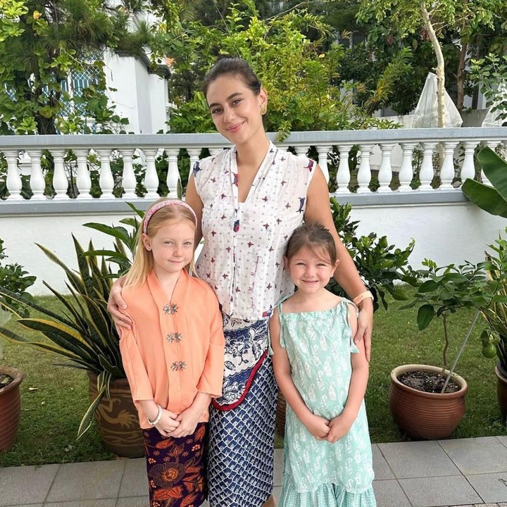 <p>Marissa Nasution kini menetap di Singapura bersama suaminya, Benedikt Brueggemann, dan kedua putrinya, Alaia Moana serta Olivia Luna. Kedua anaknya bersekolah di Trehaus School Singapore, Bunda. Beberapa waktu lalu, Marissa membagikan momen saat anak-anaknya mengenakan kebaya Indonesia untuk acara di sekolahnya. &ldquo;Allie merayakan Hari PBB di sekolah dan dengan bangga mengenakan kebaya Indonesia, sementara Olivia bergabung dengan perayaan Diwali. Saya senang melihat mereka merangkul budaya, komunitas, dan perayaan dengan sukacita seperti itu,&rdquo; kata Marissa. (Foto: Instagram @marissaln)</p>