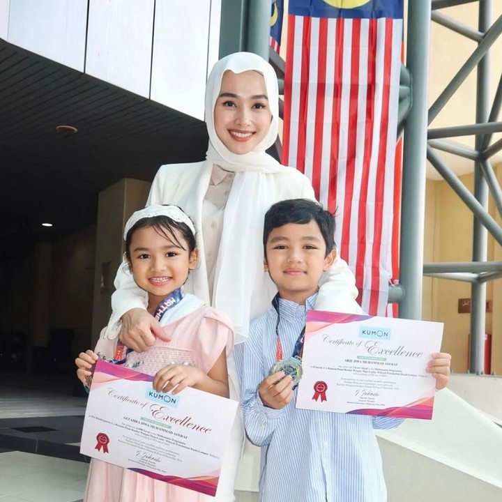 <p>Sejak menikah dengan Asyraf Kahlid pada 2015, Tya Arifin menetap di Malaysia dan kini sudah dikaruniai tiga anak. Dua di antaranya, Arif Jiwa Asyraf dan Azzahra Jiwa Asyraf bersekolah di Kuala Lumpur, Bunda. Baru-baru ini, keduanya meraih prestasi di bidang matematika. &ldquo;Arif dan Ara, kalian berhasil! Siswa tingkat lanjut dan berprestasi, 1 dan 2 tahun ke depan, <em>masya Allah</em>,&rdquo; tutur Tya Arifin. (Foto: Instagram @tyaarifinnw)</p>