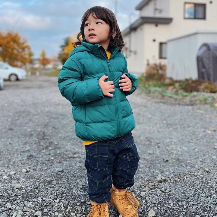 <p>Meski masih kecil, Mars sudah memiliki gaya berpakaian yang super <em>stylish</em>, Bunda. Dalam salah satu potretnya, Mars tampil <em>fashionable</em> mengenakan jaket musim dingin, celana kotak-kotak, dan <em>sneakers</em> semi boots berwarna coklat. (Foto: Instagram @sabaidieter)</p>