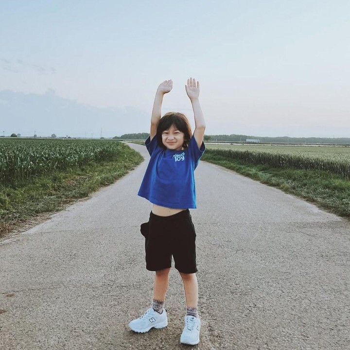<p>Dalam salah satu potret, Mars terlihat keren dengan kaos berwarna biru dan celana hitam pendek. Gayanya semakin lengkap dengan&nbsp;<em>sneakers</em> putih dan kaos kaki abu-abu. (Foto: Instagram @sabaidieter)</p>