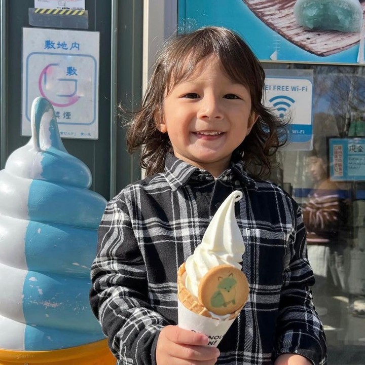 <p>Meski jarang tereskpose, Mars selalu mencuri perhatian tiap kali fotonya dibagikan di Instagram. Di potret ini, ia mengenakan kemeja flanel berwarna hitam, Bunda. Senyuman manisnya sukses bikin warganet terhanyut gemas melihatnya. (Foto: Instagram @sabaidieter)</p>