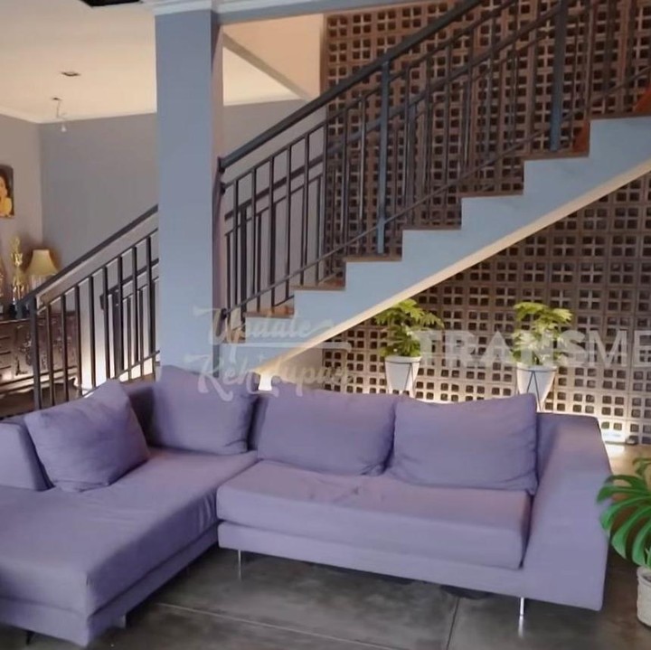 <p>Begitu masuk rumah, Bunda akan langsung disambut ruang tamu yang luas dengan sofa berbentuk L berwarna ungu. Penataan ruangannya pun dibuat terasa lega dan nyaman. (Foto: Youtube @TRANS7Official)</p>