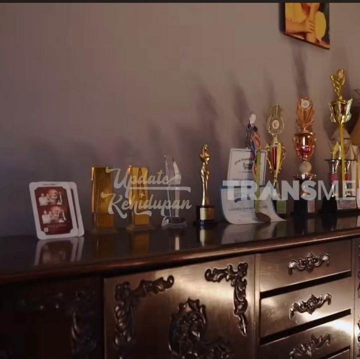 <p>Di sebelah kiri ruang tamu, terdapat meja berisi berbagai piagam prestasi, Bunda. Piagam ini menjadi bukti kerja keras Masayu selama berkecimpung di dunia hiburan. (Foto: Youtube @TRANS7Official)</p>