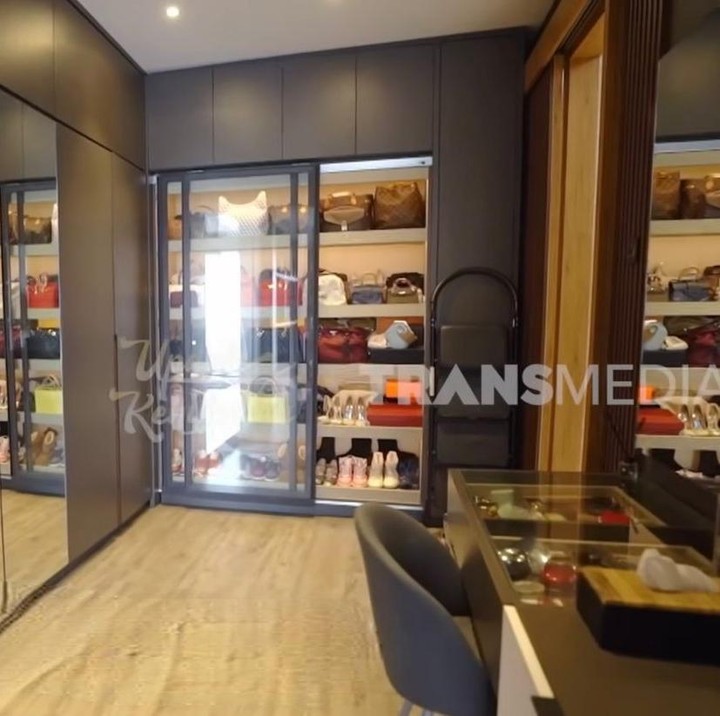 <p>Masayu juga memiliki <em>walk in closet</em> untuk dirinya menyimpan tas dan merias diri. Lemari berwarna abu tua memberikan nuansa hangat di rumahnya, Bunda. Ia bercerita bahwa lantai bawah rumah dulunya menjadi urusan mantan suaminya, Lembu Wiworo, sementara lantai atas sepenuhnya menjadi bagiannya. &ldquo;Kalau lantai bawah itu urusan mantan suami, bagian atas semua sudah bagian gue. Jadi semua kamar ada di atas,&rdquo; ujar Masayu lewat kanal YouTube <em>@TRANS7Official</em>. Diakui Masayu, rumah ini dibangun di tahun 2012 ketika ia masih terikat perninan dengan Lembu. (Foto: Youtube @TRANS7Official)</p>
