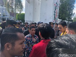 Demo Evaluasi Prabowo-Gibran di DPRD Kalteng, Massa Marah Pimpinan Tak Keluar
