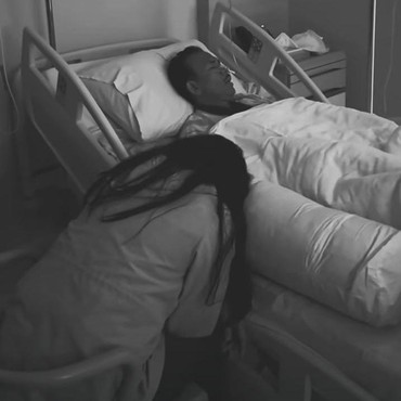 Kakak Jerome Polin Unggah Momen Terakhir Ayah Sebelum Wafat, Sempat Tertunduk Berdoa