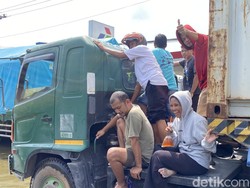 Banjir Pantura Semarang-Demak Capai 60 Cm, Warga Antre Numpang Truk Banjir Pantura Semarang-Demak Capai 60 Cm, Warga Antre Numpang Truk
