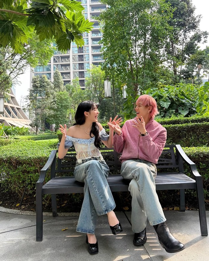 Dipertemukan oleh Lisa, BamBam akhirnya menjalin pertemanan dengan Minnie i-dle. Selain kompak mendukung karier satu sama lain, mereka juga kerap membagikan momen berlibur saat ke kampung halaman Thailand pada Februari lalu/ Foto: instagram.com/min.nicha