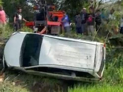 Avanza Tabrak Pemotor lalu Nyemplung Sawah di Demakijo Klaten