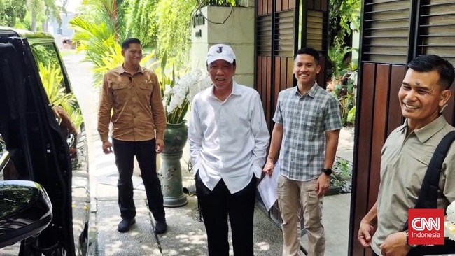 Jan Ethes Presiden Ketujuh RI Joko Widodo mengenakan topi dengan inisial "J", ajudan berkelakar inisial J dalam topi tersebut adalah Jan Ethes.