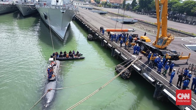 Kapal selam autonomous (KSOT) buatan BUMN industri pertahanan PT. PAL berhasil melakukan uji coba menembak torpedo di perairan Surabaya, Jawa Timur.