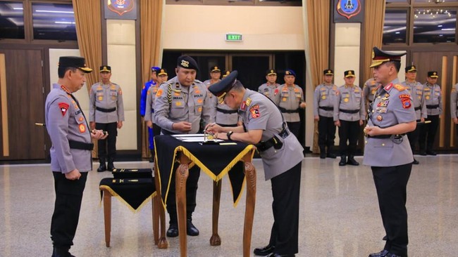 Mabes Polri mengungkapkan 300 anggota aktif menduduki posisi manajerial di kementerian. Penugasan ini berdasarkan permintaan lembaga terkait.