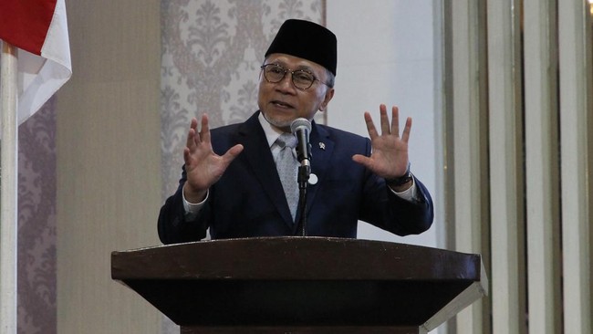 Zulhas Ingin Kaji Ulang Bansos, Tak Mau Masyarakat Tergantung Menko Pangan Zulkifli Hasan ingin mengkaji kembali kebijakan bantuan sosial (bansos) yang dinilai sudah terlalu lama menjadi ketergantungan masyarakat.