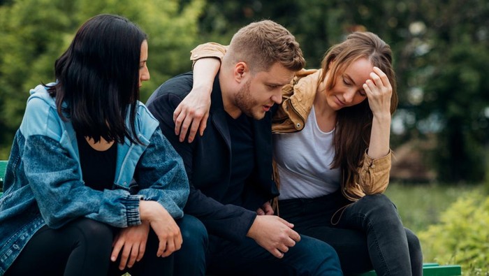 Kurangnya kedekatan emosional adalah alasan kenapa kamu sering merasa kesepian walau dikelilingi banyak orang/Foto: Freepik.com