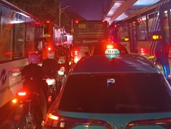 Pengendara Terjebak Macet di Blok M: Motor Lawan Arah-Bus TransJ Menumpuk