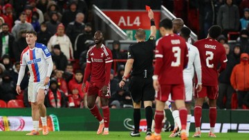 Berita Panas dari Dunia Sport CNN : FOTO: Kartu Merah dan Kekalahan Menyakitkan Liverpool